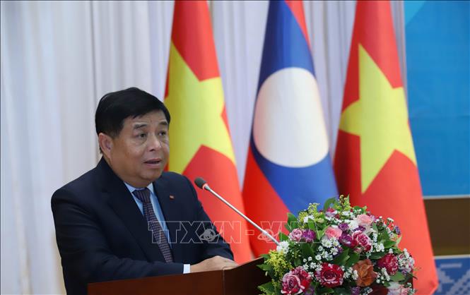 Phó Thủ tướng Nguyễn Chí Dũng phát biểu tại Tọa đàm giữa Lãnh đạo Chính phủ hai nước Việt Nam - Lào với doanh nghiệp. Ảnh: Xuân Tú - PV TTXVN tại Lào