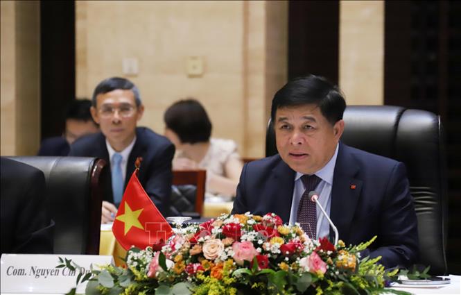 Phó Thủ tướng Nguyễn Chí Dũng phát biểu tại Hội đàm với Phó Thủ tướng Lào Saleumxay Kommasith. Ảnh: Xuân Tú - PV TTXVN tại Lào