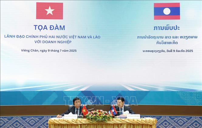 Phó Thủ tướng Nguyễn Chí Dũng và Phó Thủ tướng Lào Saleumxay Kommasith (phải) đồng chủ trì Tọa đàm giữa Lãnh đạo Chính phủ hai nước với doanh nghiệp. Ảnh: Xuân Tú - PV TTXVN tại Lào