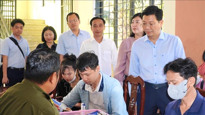 Đoàn công tác của Ban Thường vụ Tỉnh uỷ Tây Ninh kiểm tra, khảo sát tại Trung tâm phục vụ hành chính công xã Đức Lập, tỉnh Tây Ninh. Ảnh: Minh Phú – TTXVN