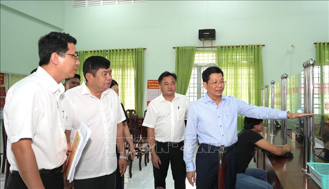 Đoàn công tác của Ban Thường vụ Tỉnh uỷ Tây Ninh kiểm tra, khảo sát tại Trung tâm phục vụ hành chính công xã biên giới Phước Chỉ, tỉnh Tây Ninh. Ảnh: Minh Phú – TTXVN