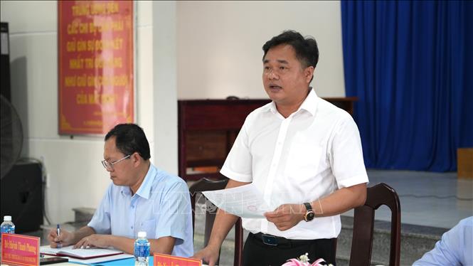 Ông Nguyễn Thanh Cường, Bí thư Đảng ủy, Chủ tịch HĐND xã Phước Chỉ trao đổi với đoàn công tác về những khó khăn của địa phương. Ảnh: Minh Phú – TTXVN