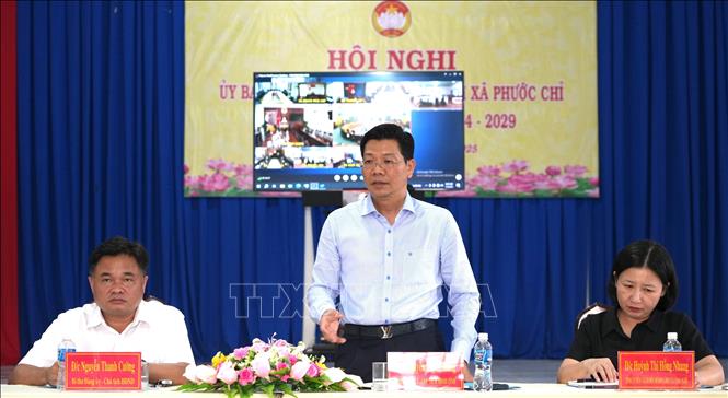 Phó Bí thư Thường trực Tỉnh ủy, Chủ tịch HĐND tỉnh Tây Ninh Nguyễn Mạnh Hùng làm việc với Đảng ủy xã Phước Chỉ, tỉnh Tây Ninh. Ảnh: Minh Phú – TTXVN