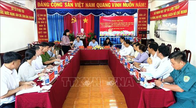 Đoàn công tác của Ban Thường vụ Tỉnh uỷ Tây Ninh làm việc tại UBND xã Đức Lập, tỉnh Tây Ninh. Ảnh: Minh Phú – TTXVN