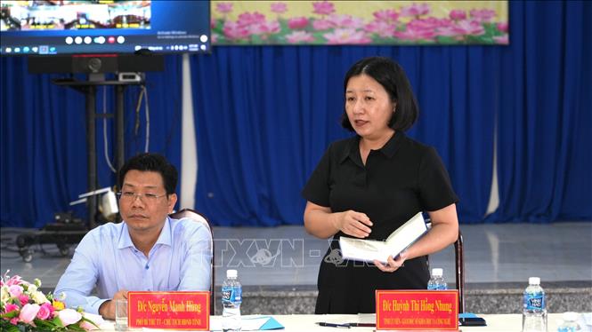Bà Huỳnh Thị Hồng Nhung, Giám đốc Sở Khoa học và Công nghệ tỉnh Tây Ninh trao đổi với địa phương về các giải pháp hạ tầng kỹ thuật trong giải quyết thủ tục hành chính trực tuyến cho người dân. Ảnh: Minh Phú – TTXVN