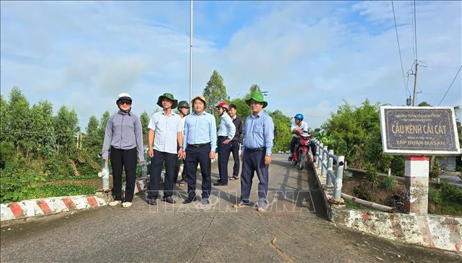 Đoàn cán bộ xã Tuyên Thạnh, tỉnh Tây Ninh đi khảo sát một số công trình xây dựng cơ bản trên địa bàn. Ảnh:  TTXVN phát