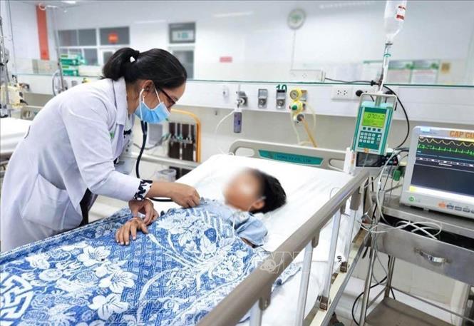 Các bác sĩ Bệnh viện Nhi đồng 2 Thành phố Hồ Chí Minh đang theo dõi, điều trị cho nạn nhân là trẻ em trong vụ tai nạn xảy ra trên cao tốc Vĩnh Hảo - Phan  Thiết. Ảnh: TTXVN phát