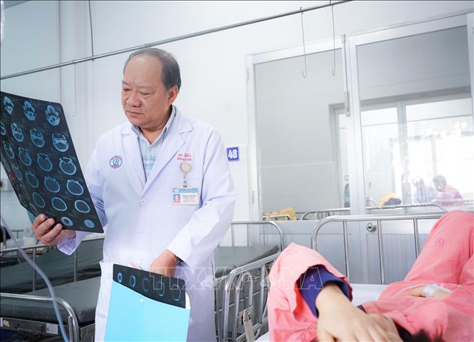 Bác sĩ Bệnh viện Chợ Rẫy Thành phố Hồ Chí Minh đang theo dõi, điều trị cho nạn nhân trong vụ tai nạn xảy ra trên cao tốc Vĩnh Hảo - Phan  Thiết.  Ảnh: TTXVN phát                