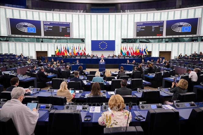 Chủ tịch Ủy ban châu Âu Ursula von der Leyen phát biểu tại phiên họp Nghị viện châu ở Strasbourg, Pháp. Ảnh: THX/TTXVN