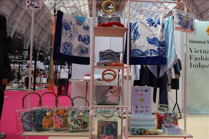 Một góc trưng bày các sản phẩm thời trang của Việt Nam tại Hội chợ Source Fashion London. Ảnh Hữu Tiến - PV TTXVN tại Anh.