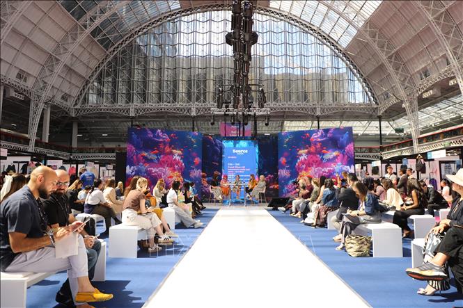 Tại Hội chợ Source Fashion London, cũng đã diễn ra buổi tọa đàm giữa các đơn vị bán lẻ, nhà thiết kế, chuyên gia về vật liệu với những người quan tâm đến xu hướng thời trang dệt mai tại Anh và thế giới. Ảnh Hữu Tiến - PV TTXVN tại Anh.