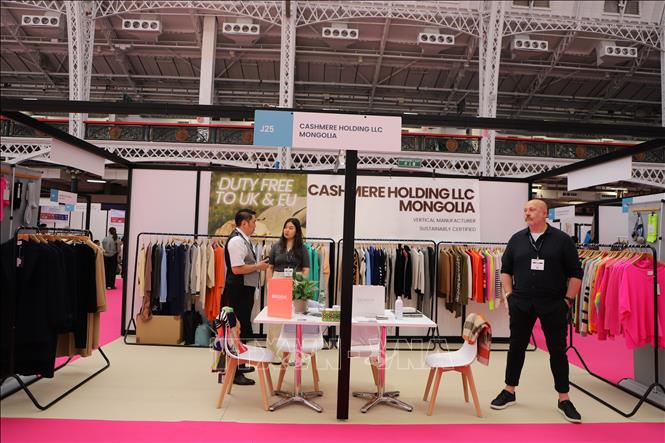 Một gian hàng của doanh nghiệp Mông Cổ tại Hội chợ Source Fashion London. Ảnh Hữu Tiến - PV TTXVN tại Anh.