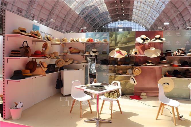 Một gian hàng của doanh nghiệp Italy tại Hội chợ Source Fashion London. Ảnh Hữu Tiến - PV TTXVN tại Anh.