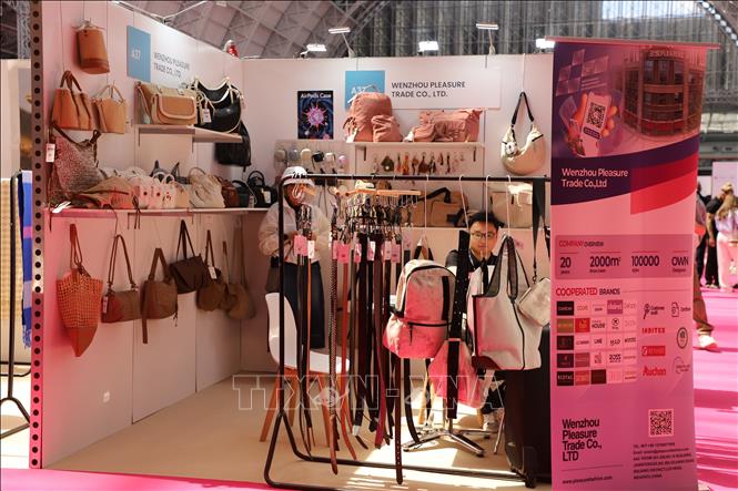 Một gian hàng của doanh nghiệp Trung Quốc tại Hội chợ Source Fashion London. Ảnh Hữu Tiến - PV TTXVN tại Anh.