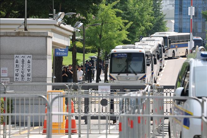 Cảnh sát Hàn Quốc được triển khai bên ngoài Toà án Trung tâm Seoul ở thủ đô, khi cựu Tổng thống Yoon Suk Yeol bị triệu tập tới phiên tòa ngày 9/7/2025. Ảnh: YONHAP/TTXVN 