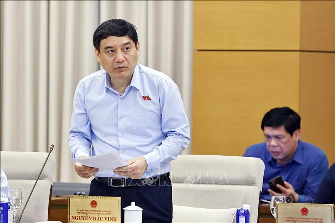 Chủ nhiệm Ủy ban Văn hóa và Xã hội của Quốc hội Nguyễn Đắc Vinh , đại diện Đoàn giám sát trình bày tóm tắt dự thảo báo cáo kết quả giám sát chuyên đề. Ảnh: Doãn Tấn - TTXVN