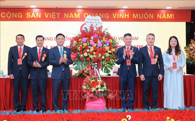 Phó Thủ tướng Lê Thành Long đại diện Đảng uỷ Chính phủ tặng lẵng hoa chúc mừng Đại hội. Ảnh: Quốc Khánh - TTXVN