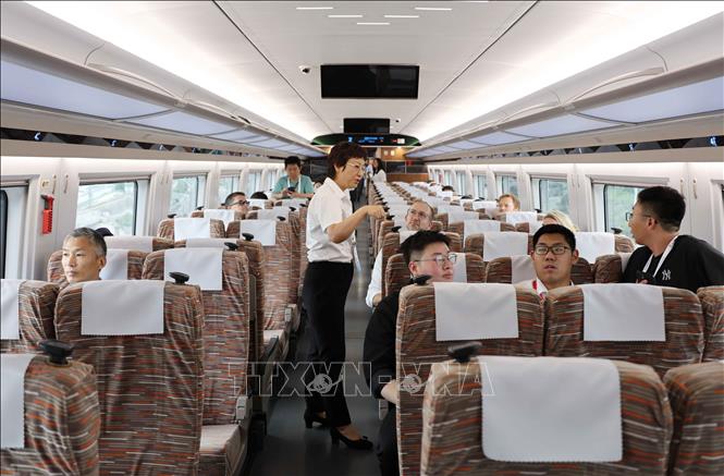 Du khách trải nghiệm Tàu Phục Hưng với vận tốc 350km/h. Ảnh: Công Tuyên - PV TTXVN tại Trung Quốc