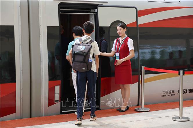 Du khách trải nghiệm Tàu Phục Hưng với vận tốc 350km/h. Ảnh: Công Tuyên - PV TTXVN tại Trung Quốc