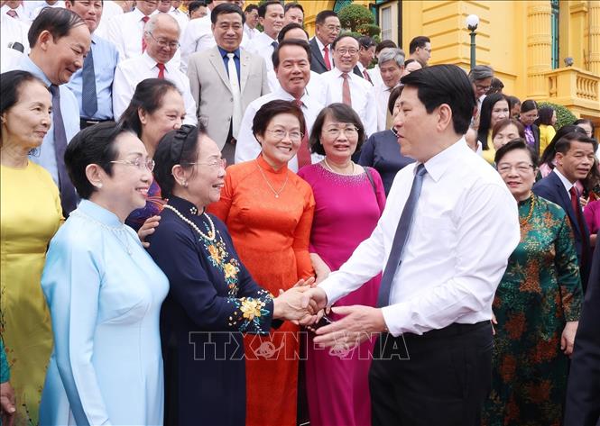 Chủ tịch nước Lương Cường với các đại biểu cán bộ Hội Khuyến học tiêu biểu toàn quốc. Ảnh: Lâm Khánh - TTXVN