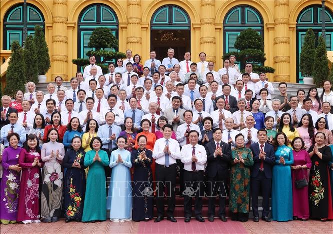 Chủ tịch nước Lương Cường với các đại biểu cán bộ Hội Khuyến học tiêu biểu toàn quốc. Ảnh: Lâm Khánh - TTXVN