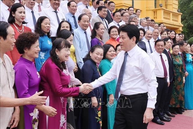 Chủ tịch nước Lương Cường với các đại biểu cán bộ Hội Khuyến học tiêu biểu toàn quốc. Ảnh: Lâm Khánh - TTXVN