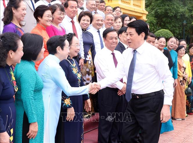 Chủ tịch nước Lương Cường với các đại biểu cán bộ Hội Khuyến học tiêu biểu toàn quốc. Ảnh: Lâm Khánh - TTXVN