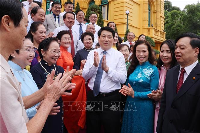 Chủ tịch nước Lương Cường với các đại biểu cán bộ Hội Khuyến học tiêu biểu toàn quốc. Ảnh: Lâm Khánh - TTXVN