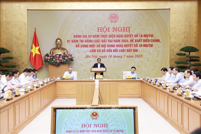 Thủ tướng Phạm Minh Chính chủ trì Hội nghị đánh giá 03 năm thực hiện Nghị quyết số 18-NQ/TW và 01 năm thi hành Luật Đất đai năm 2024. Ảnh: Dương Giang-TTXVN 
