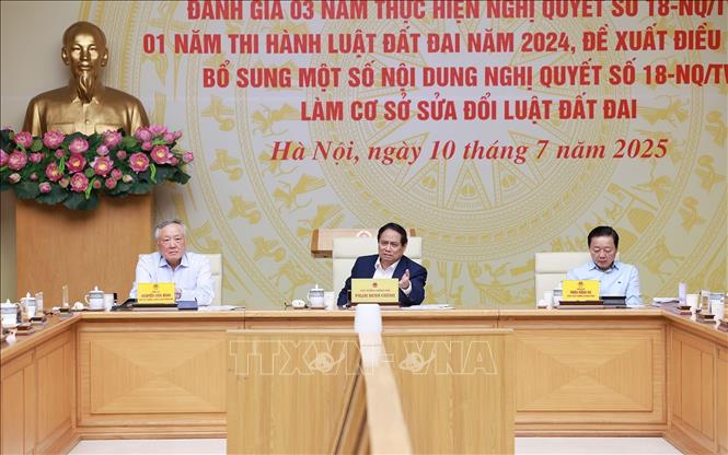 Thủ tướng Phạm Minh Chính chủ trì Hội nghị đánh giá 03 năm thực hiện Nghị quyết số 18-NQ/TW và 01 năm thi hành Luật Đất đai năm 2024. Ảnh: Dương Giang-TTXVN 
