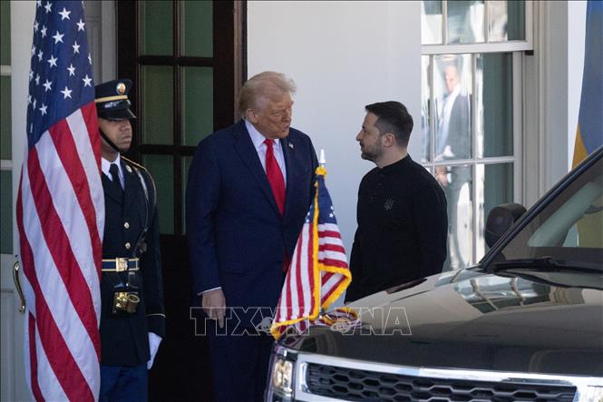 (Tư liệu) Tổng thống Mỹ Donald Trump (giữa) và người đồng cấp Ukraine Volodymyr Zelensky tại cuộc gặp ở Washington, D.C., ngày 28/2/2025. Ảnh: THX/TTXVN