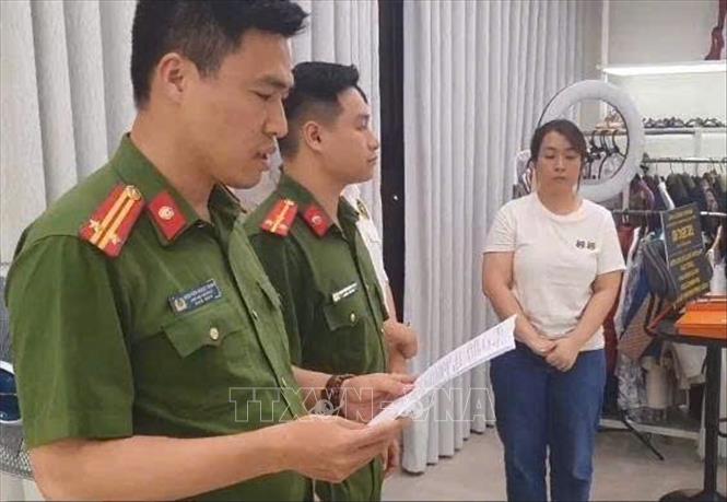 Cơ quan Công an tiến hành khám xét khẩn cấp chỗ ở và địa điểm livestream bán hàng, kho hàng của đối tượng Nguyễn Thị Thu Hường. Ảnh: TTXVN phát 