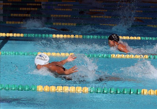 Các nữ vận động viên bám đuổi quyết liệt nội dung chung kết 50m bơi bướm. Ảnh: Trần Lê Lâm - TTXVN 