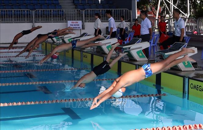  Các vận động viên nam xuất phát tranh tài chung kết nội dung 50m bơi bướm. Ảnh: Trần Lê Lâm - TTXVN 