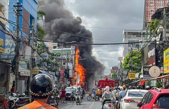 Vụ cháy cửa hàng điện thoại trên đường Xô Viết Nghệ Tĩnh, phường Ninh Kiều, thành phố Cần Thơ sáng 10/7/2025. Ảnh: TTXVN phát