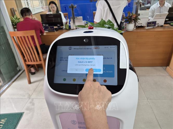 Giao diện trực quan của Robot AI giúp người dân thực hiện các thao tác dễ dàng. Ảnh: Nguyễn Thắng - TTXVN