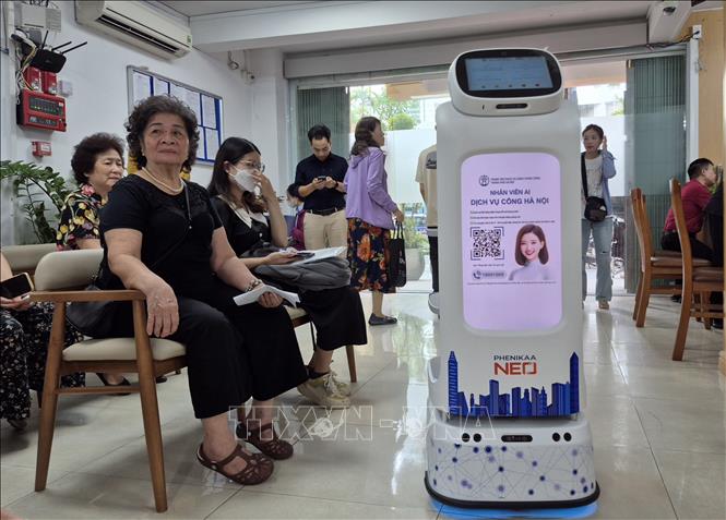 Robot AI có thể di chuyển hỗ trợ người dân thực hiện các thao tác giải quyết thủ tục hành chính. Ảnh: Nguyễn Thắng - TTXVN 