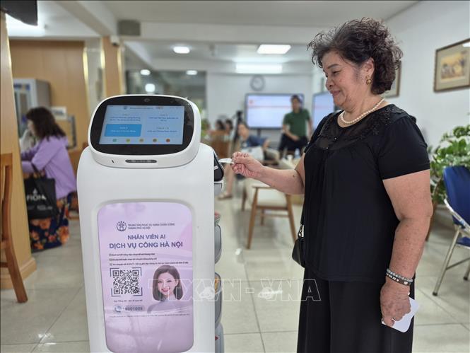 Người dân trải nghiệm Robot AI áp dụng công nghệ trí tuệ nhân tạo hỗ trợ thực hiện các thủ tục hành chính. Ảnh: Nguyễn Thắng - TTXVN