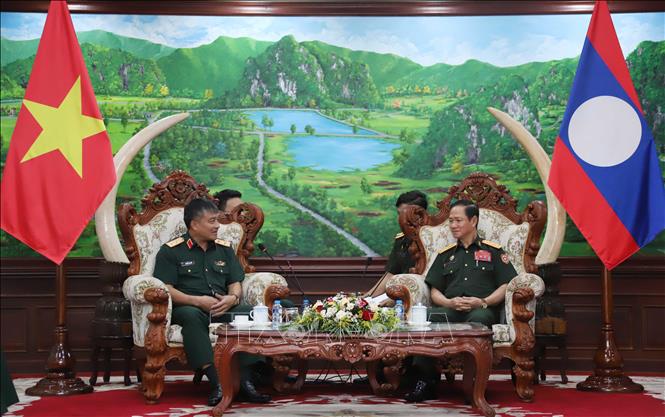 Thượng tướng Khamlieng Outhakaysone, Bộ trưởng Quốc phòng Lào tiếp Trung tướng Nguyễn Văn Hiền, Thứ trưởng Bộ Quốc phòng Việt Nam. Ảnh: Xuân Tú - PV TTXVN tại Lào