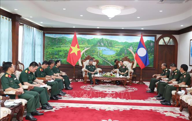 Bộ trưởng Quốc phòng Lào Thượng tướng Khamlieng Outhakaysone tiếp Thứ trưởng Bộ Quốc phòng Việt Nam Trung tướng Nguyễn Văn Hiền. Ảnh: Xuân Tú - PV TTXVN tại Lào