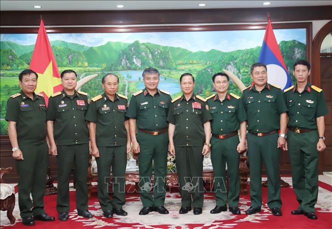 Bộ trưởng Quốc phòng Lào Thượng tướng Khamlieng Outhakaysone chụp ảnh kỷ niệm cùng Thứ trưởng Bộ Quốc phòng Việt Nam Trung tướng Nguyễn Văn Hiền và Đoàn. Ảnh: Xuân Tú - PV TTXVN tại Lào