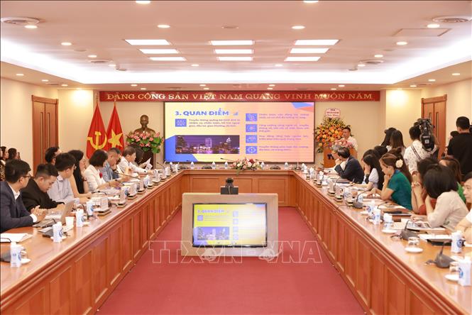 Các đại biểu thảo luận tại toạ đàm 