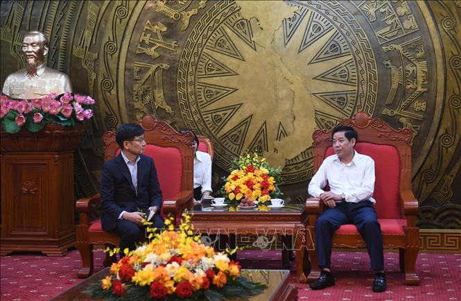 Bí thư Tỉnh ủy Bắc Ninh Nguyễn Văn Gấu tiếp và làm việc với lãnh đạo Tập đoàn Samsung Việt Nam. Ảnh: Thanh Thương- TTXVN