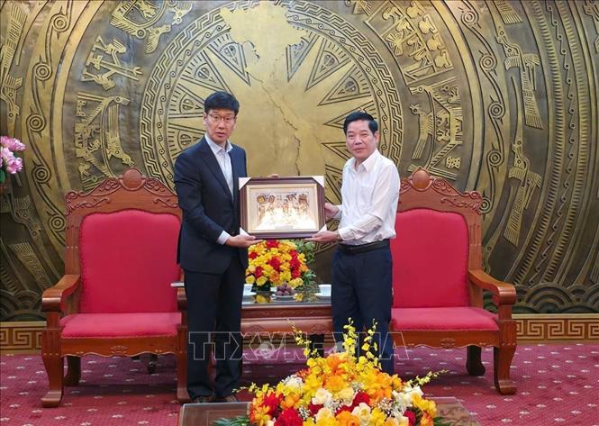 Bí thư Tỉnh ủy Nguyễn Văn Gấu tặng tranh dân gian Đông Hồ cho ông Na Ki Hong, Tổng Giám đốc Samsung Việt Nam. Ảnh: Thanh Thương - TTXVN
