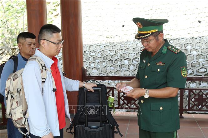 Despite the high traffic, operations remain smooth, with passengers following designated lanes and receiving timely assistance from border guards. VNA Photo: Quang Duy 