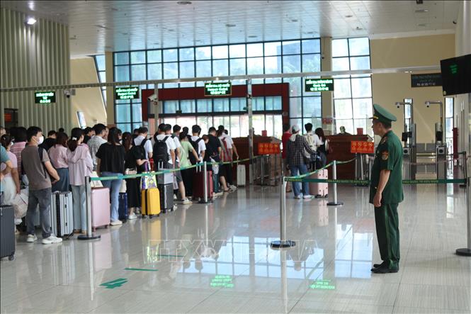Despite the high traffic, operations remain smooth, with passengers following designated lanes and receiving timely assistance from border guards. VNA Photo: Quang Duy 