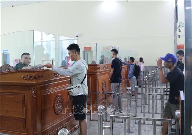 People queue up for completing immigration procedures at the border gate. VNA Photo: Quang Duy 