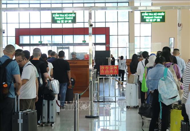 People queue up for completing immigration procedures at the border gate. VNA Photo: Quang Duy 