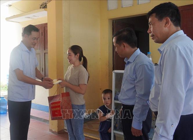 Trao tặng quà cho hộ gia đình chị Nguyễn Thị Thuỷ sống ở trên đảo Cồn Cỏ. Ảnh: Thanh Thuỷ-TTXVN