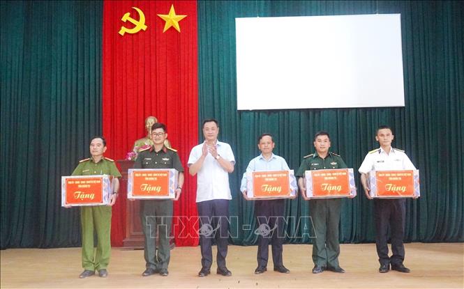 Trao tặng quà cán bộ, chiến sĩ các lực lượng vũ trang tại đặc khu Cồn Cỏ. Ảnh: Thanh Thuỷ-TTXVN